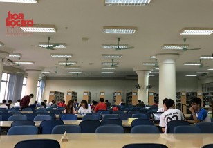 Sinh viên Đại học Bách Khoa thảo luận nhóm tại thư viện