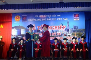 Lễ trao bằng tốt nghiệp của trường