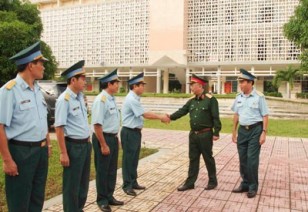 Lãnh đạo đến thăm Sĩ quan không quân