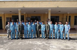 Các Sỹ quan Mỹ đến thăm trường Sĩ quan không quân