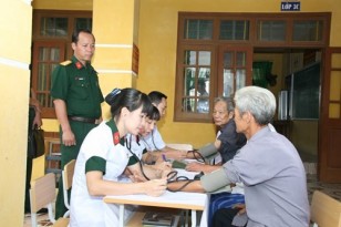 Sinh viên HV Quân Y thăm khám cho bệnh nhân