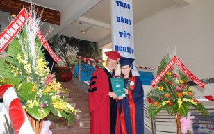 Lễ tốt nghiệp và trao bằng cử nhân
