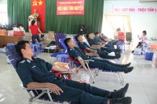 Các sĩ quan tham gia hoạt động hiến máu