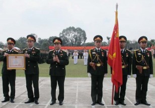 Sĩ quan pháo binh nhận bằng trao thưởng