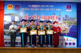 Lễ tốt nghiệp và trao bằng cử nhân