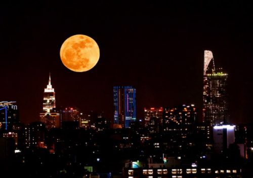Ánh trăng chiếu sáng cả thành phố 