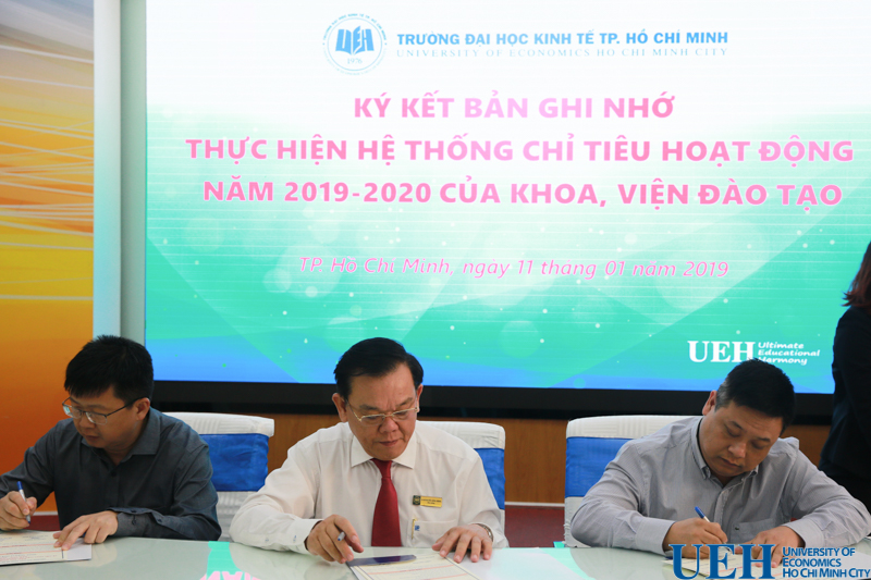 GS.TS. Nguyễn Đông Phong - Hiệu trưởng và các Trưởng khoa/Viện đào tạo thực hiện nghi thức ký kết Bản ghi nhớ về thực hiện hệ thống chỉ tiêu hoạt động năm 2019-2020