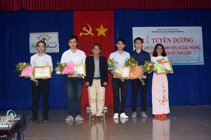 TS. Nguyễn Đăng Vũ, Hiệu trưởng Trường Đại học Phạm Văn Đồng trao Giấy khen cho các sinh viên đạt giải thưởng.