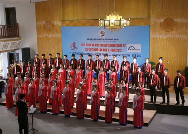 Đoàn hợp xướng Trường ĐHSP Nghệ thuật TW tham gia hội thi Liên hoan Hợp xướng Quốc tế lần thứ II tại Huế (năm 2012)