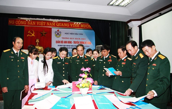 Các đại biểu thăm quan phòng trưng bày sách báo chào mừng 70 năm ngày thành lập QĐND Việt Nam tại HV Hậu cần.